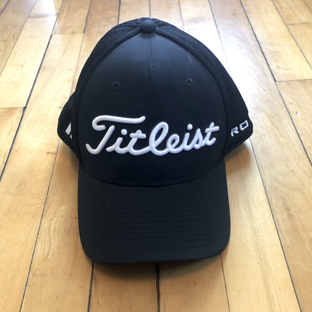Mens Titleist mesh golf hat black with white writing